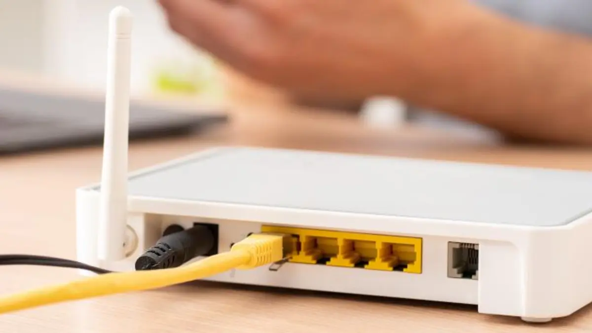 DSL-Router liegt auf einem Tisch