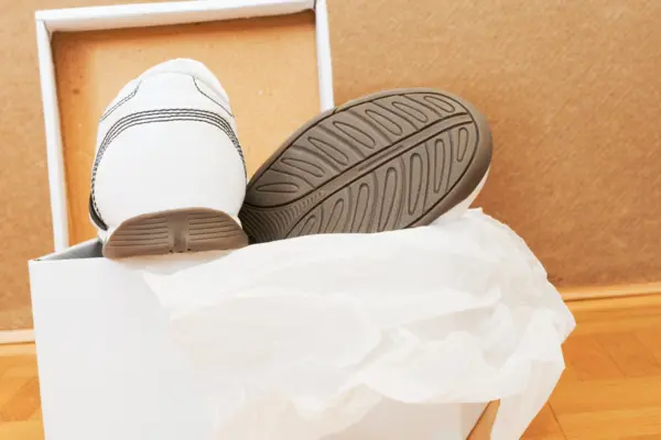 Sportschuhe liegen in einem Karton