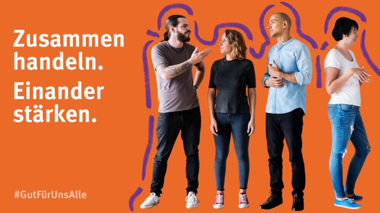 Vier Personen stehen in einer Gruppe und unterhalten sich engagiert. Ein Mann mit Bart und Tattoos spricht gestikulierend mit einer Frau in schwarzem Oberteil, während daneben ein Mann in blauem Hemd und eine Frau in weissem Shirt zuhören. Der orangefarbene Hintergrund zeigt den Schriftzug: "Zusammen handeln. Einander stärken." mit dem Hashtag #GutFürUnsAlle. Lila grafische Elemente umrahmen die Personen.