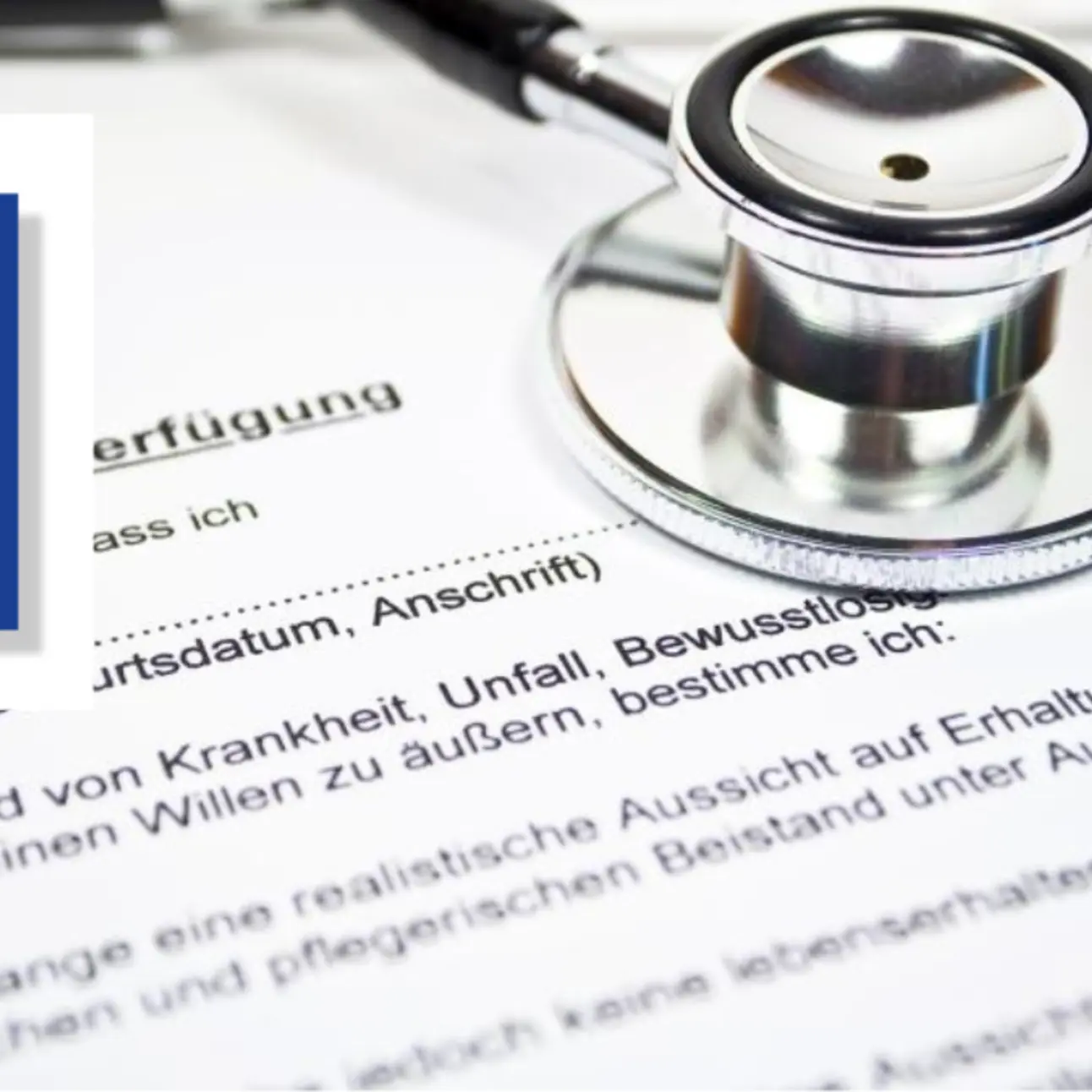 Ausgedruckte Patientenverfügung, darauf ein Stethoskop