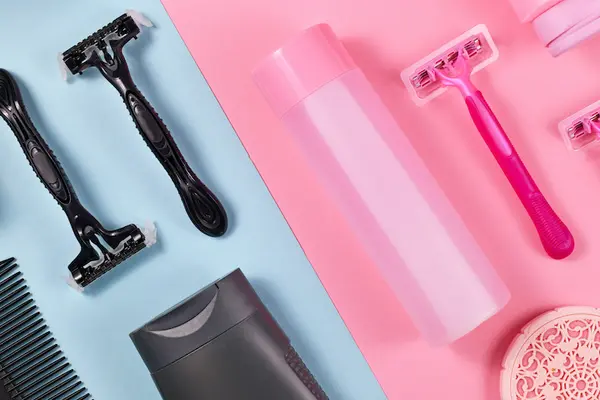 Das Bild ist in zwei Hälften geteilt: Links hat es einen hellblauen Hintergrund, auf dem schwarze Rasierklingen, ein schwarzer Kamm und eine schwarze Shampooflasche liegen. Rechts hat es einen pinken Hintergrund, auf dem pinke Rasierer und eine pinke Kosmetikverpackung liegen.