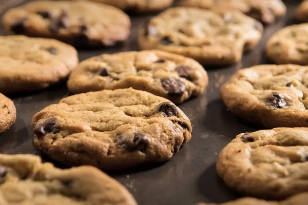 Chocolate Chip Cookies auf einem Backblech