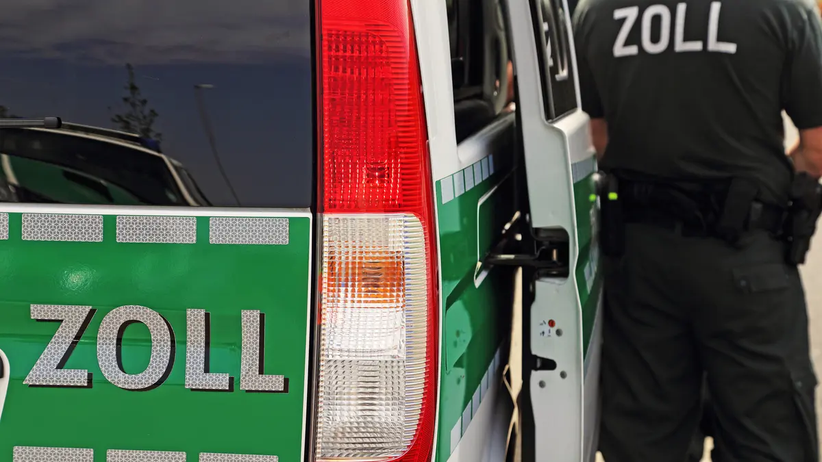 Zollbeamter bei der Zollkontrolle