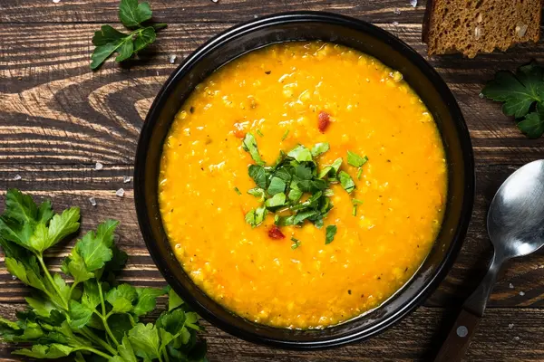 Eine Schale mit Suppe aus gelben LInsen