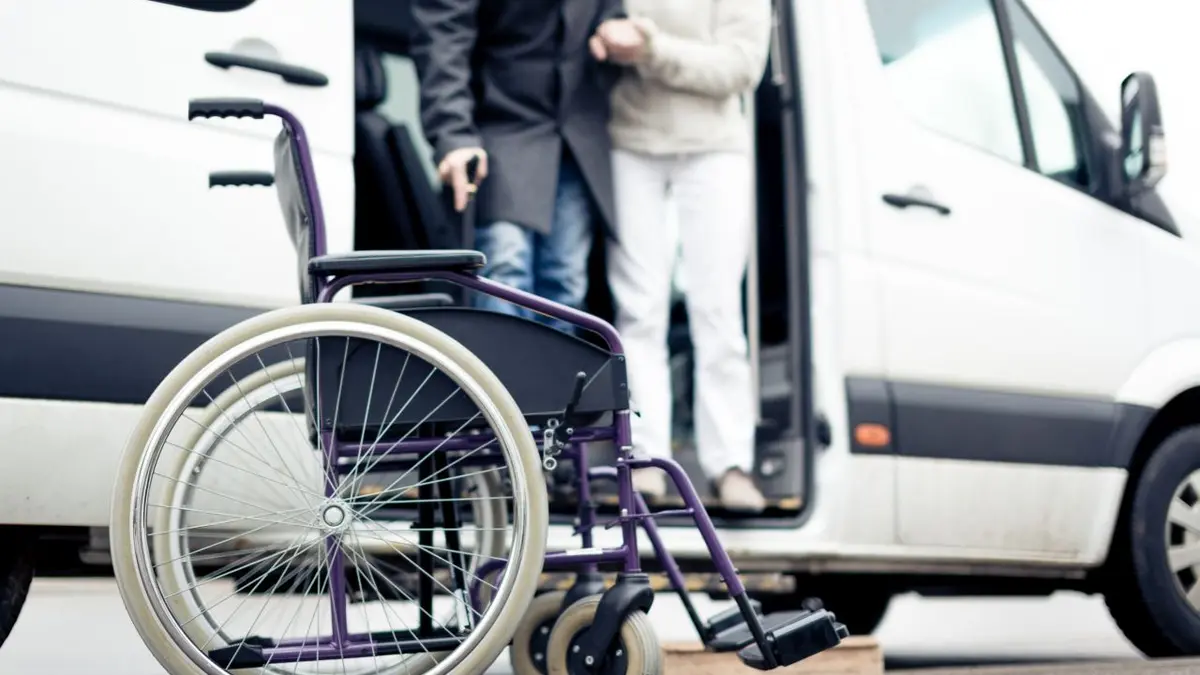 Ein Rollstuhl wird transportiert