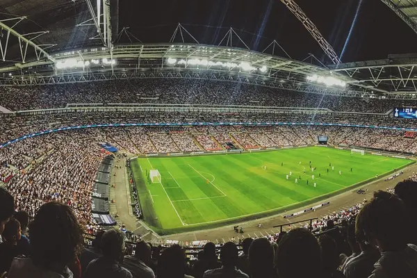 Ein vollbesetztes Fußballstadion