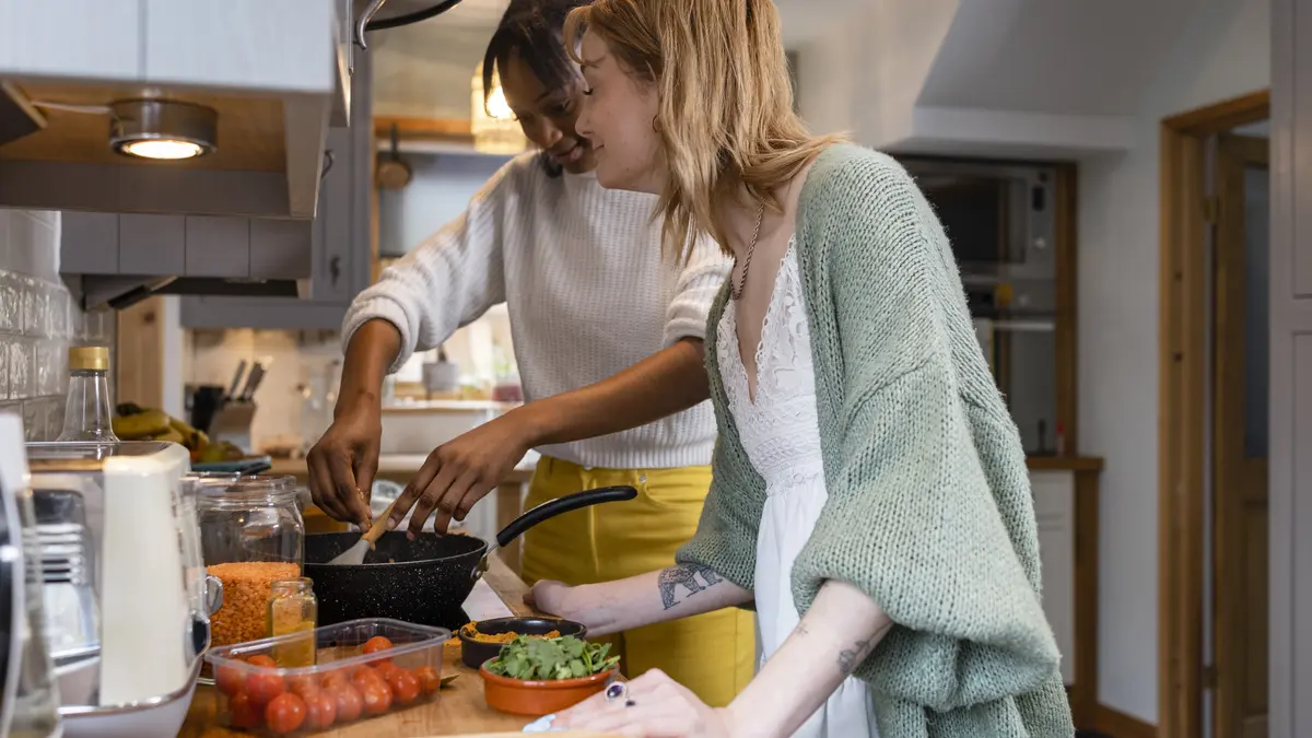 Zwei Frauen kochen gemeinsam