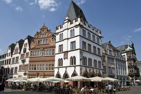 Eine Straßenecke mit Häusern und Restaurants.