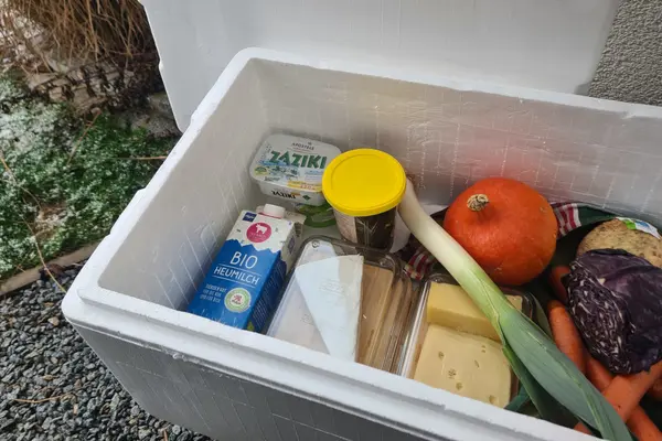 offene Styroporbox gefüllt mit Lebensmittel draußen stehend