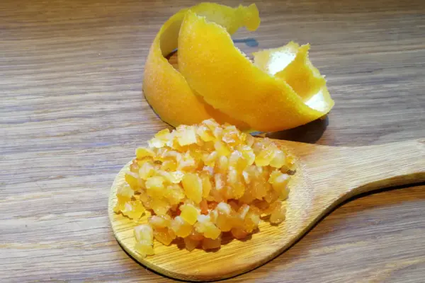 Orangenschale und Orangeat gewürfelt