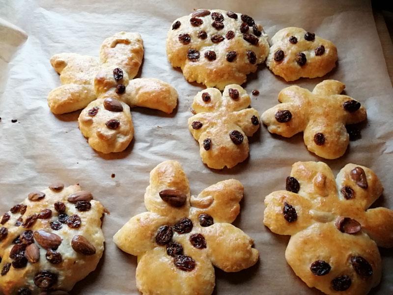 Hefegebäck mit Rosinen, von den Kindern gebacken