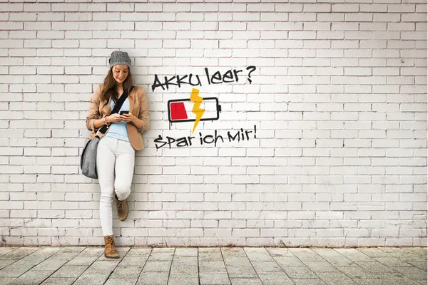 Junge Frau vor einer Wand