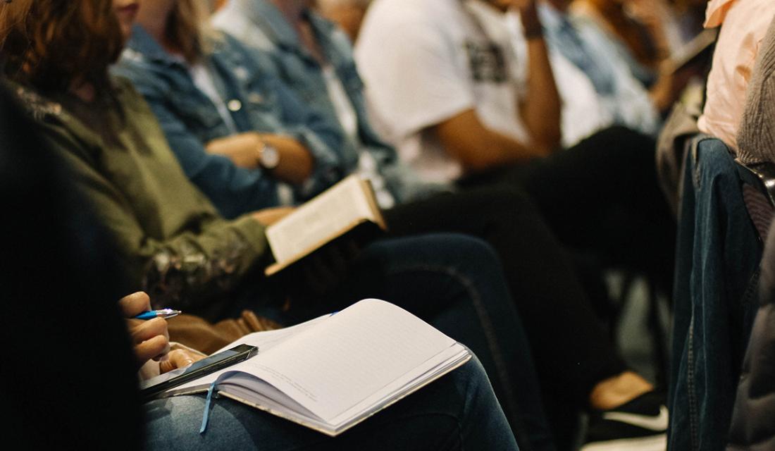 Personen sitzen nebeneinander
