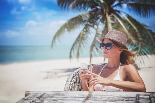 Frau am Strand mit Palmen