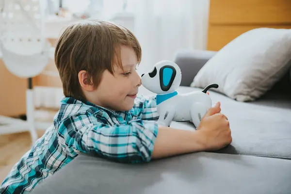 Smartes Spielzeug: Kind mit Roboterhund