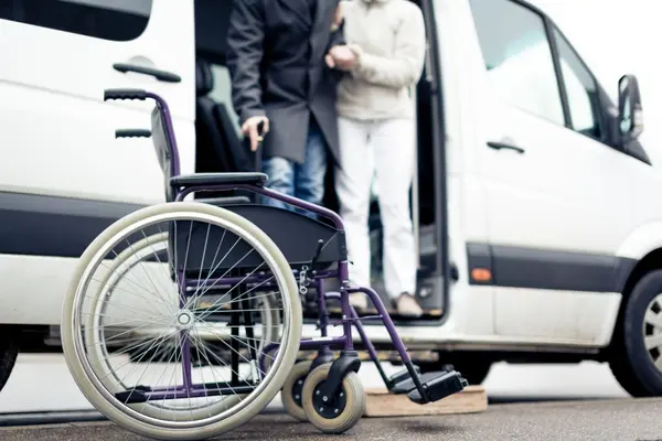 Ein Rollstuhl wird transportiert