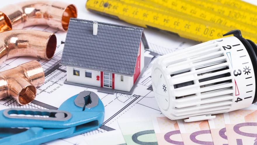 Thermostat, Modellhaus, Rohrzange, Rohre, Zollstock, Geldscheine