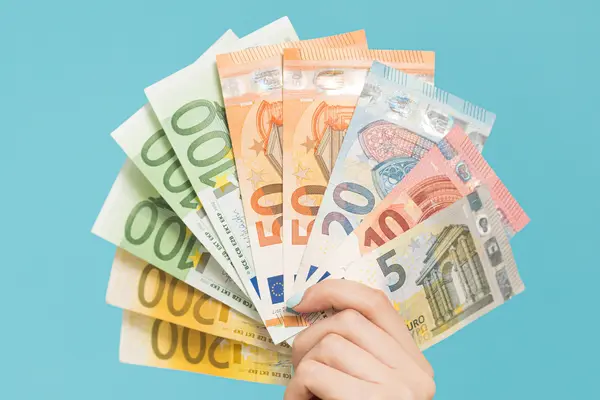 Eine Hand voller aufgefächerter Geldscheine
