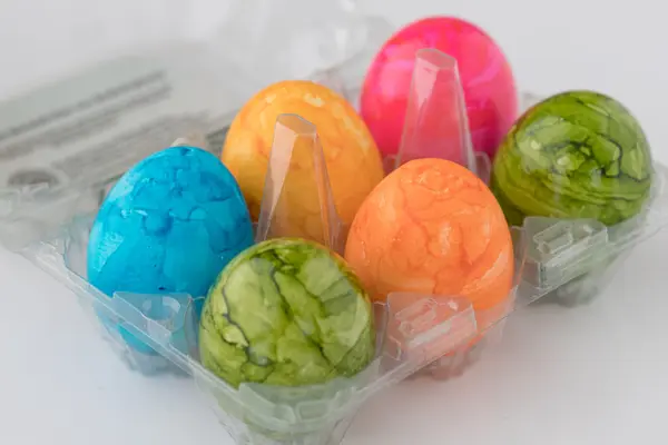 sechs bunt gefärbte Eier