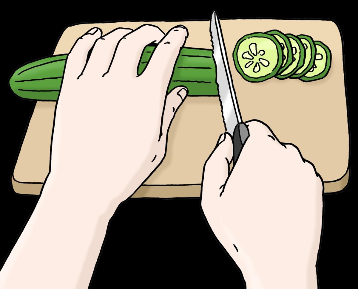 gurke wird auf einem Brett geschnitten
