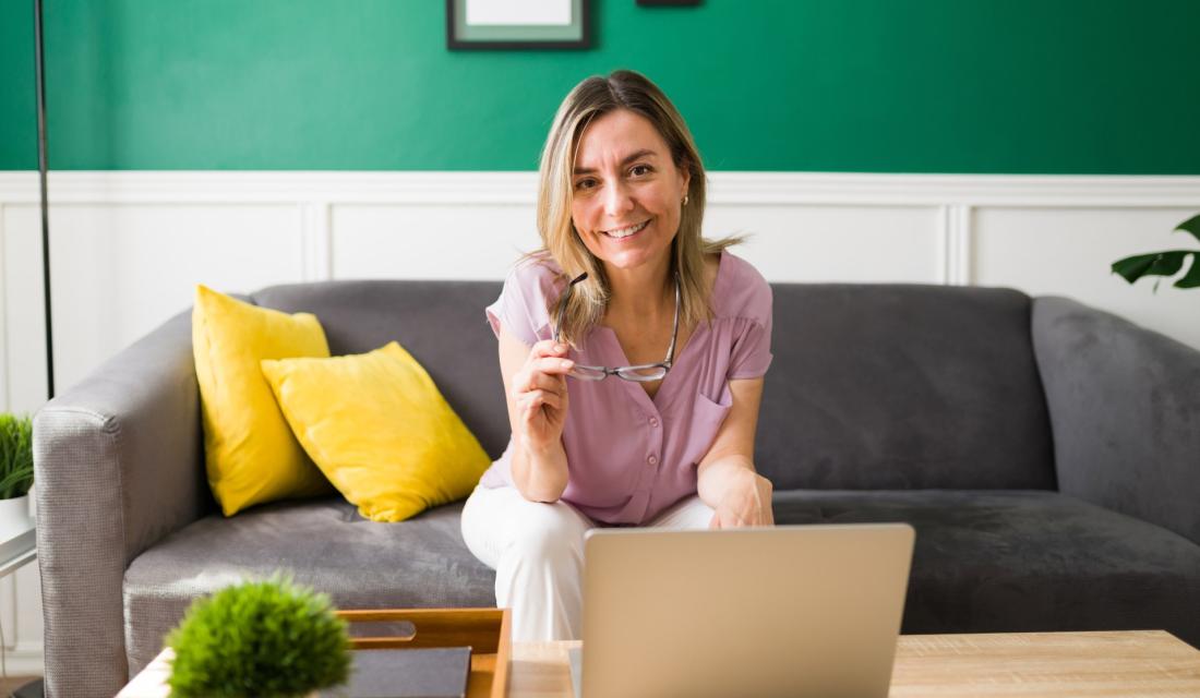 Frau, die vor einem Laptop sitzt