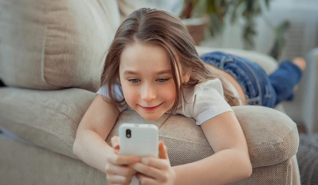 Mädchen spielt mit dem Handy. Quelle: Svetaorlova - fotolia.com
