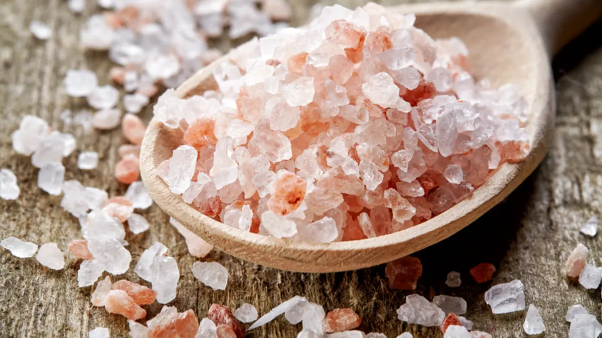 Himalaya-Salz kommt aus Salzlagerstätten, die aus der Verdunstung und Ablagerung des Urmeers entstanden.