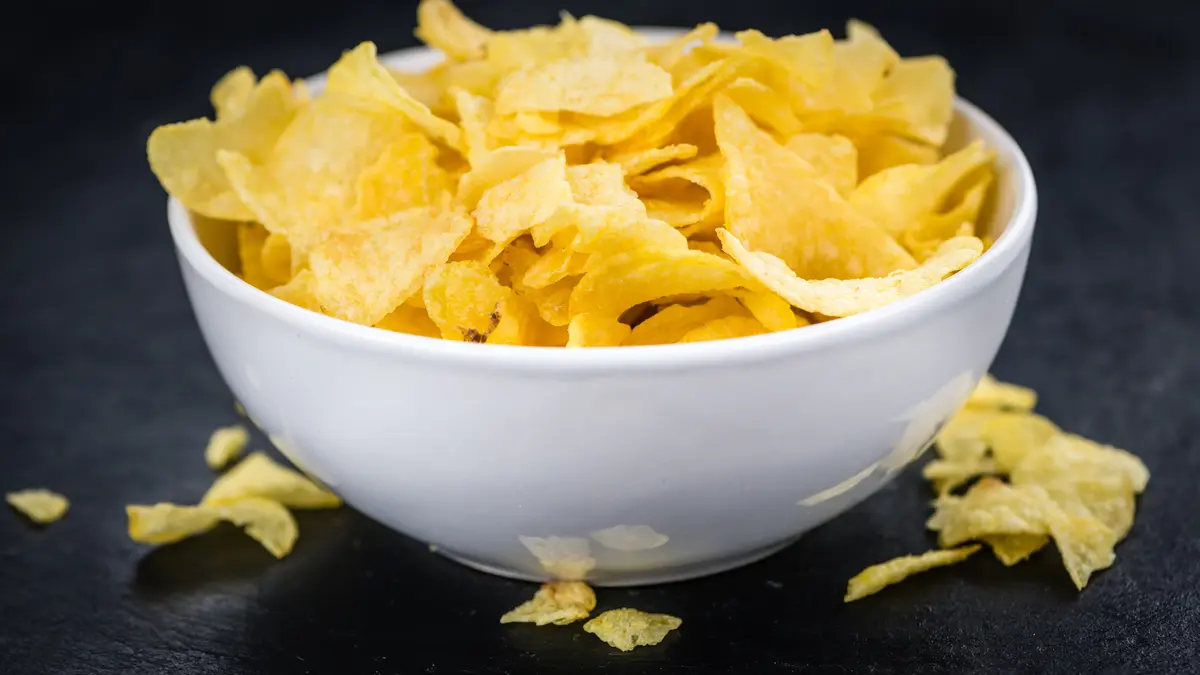 Eine Schale mit Chips