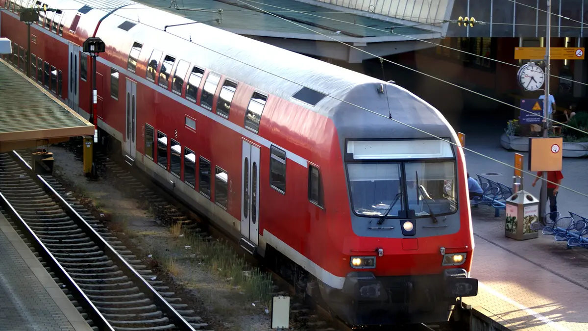 Regionalexpress am Bahnhof
