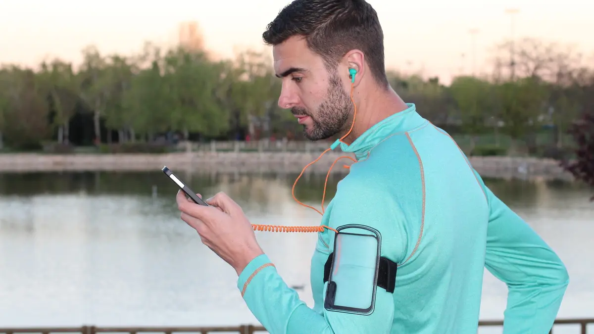 Mann beim joggen mit Smartphone