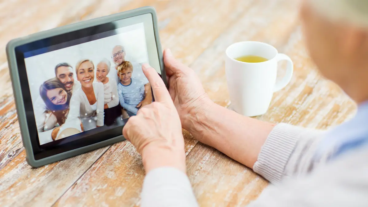 Senior mit Tablet