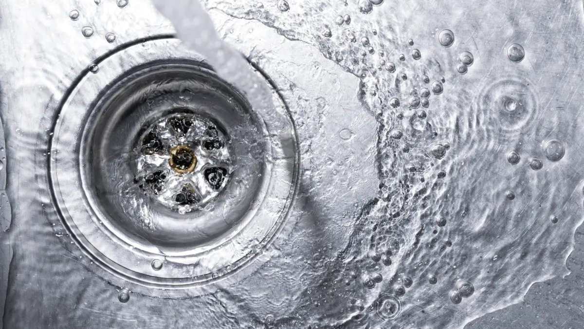 Abfluss in einem Küchen-Waschbecken