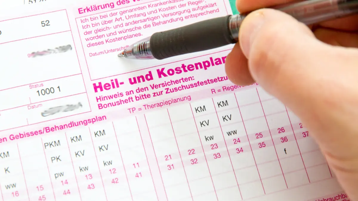 Mann beim Unterschreiben des Heil- und Kostenplans
