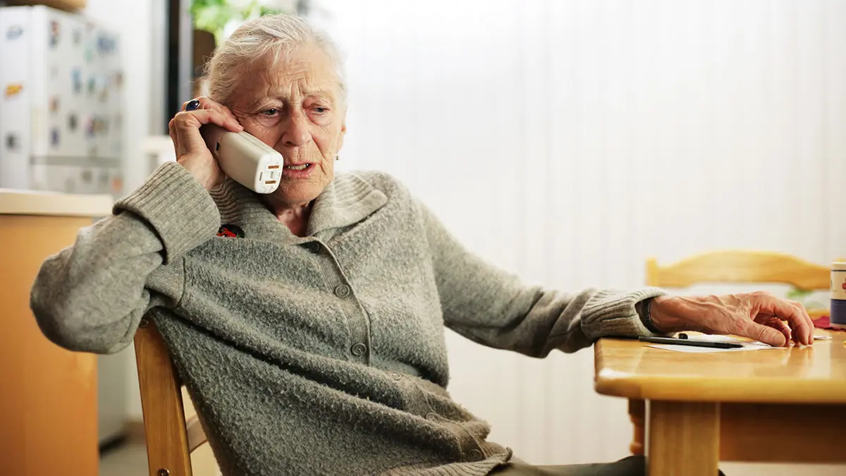 Ältere Dame am Telefon