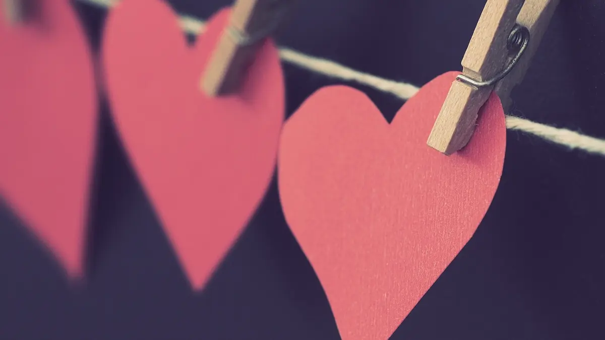 Herzen auf Wäscheleine, Abzocke bei Online-Partnervermittlung