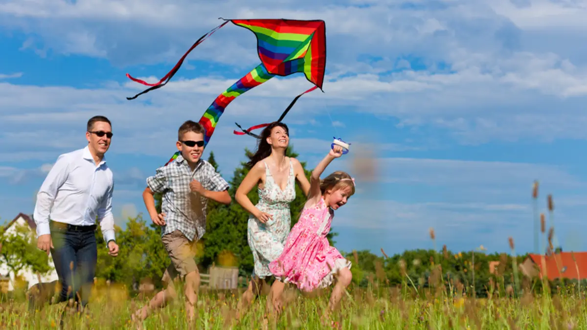 Familie draußen im Sommer beim guten Wetter