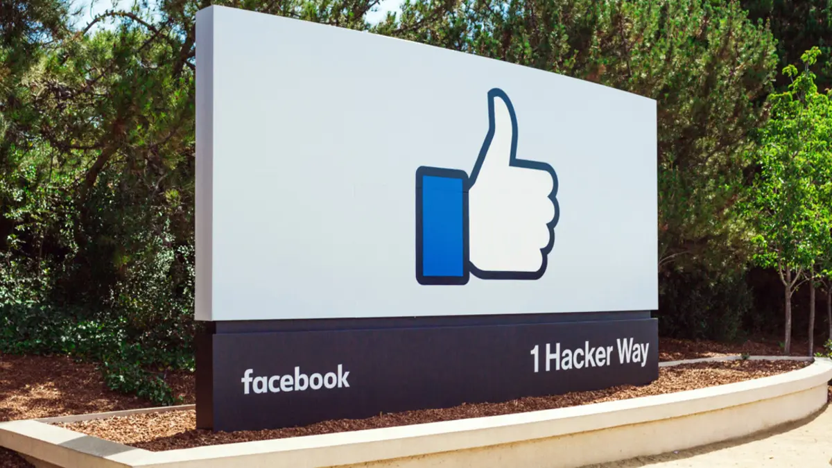 Großes Firmenschild vor dem Facebook-Hauptquartier in Menlo Park, Kalifornien.