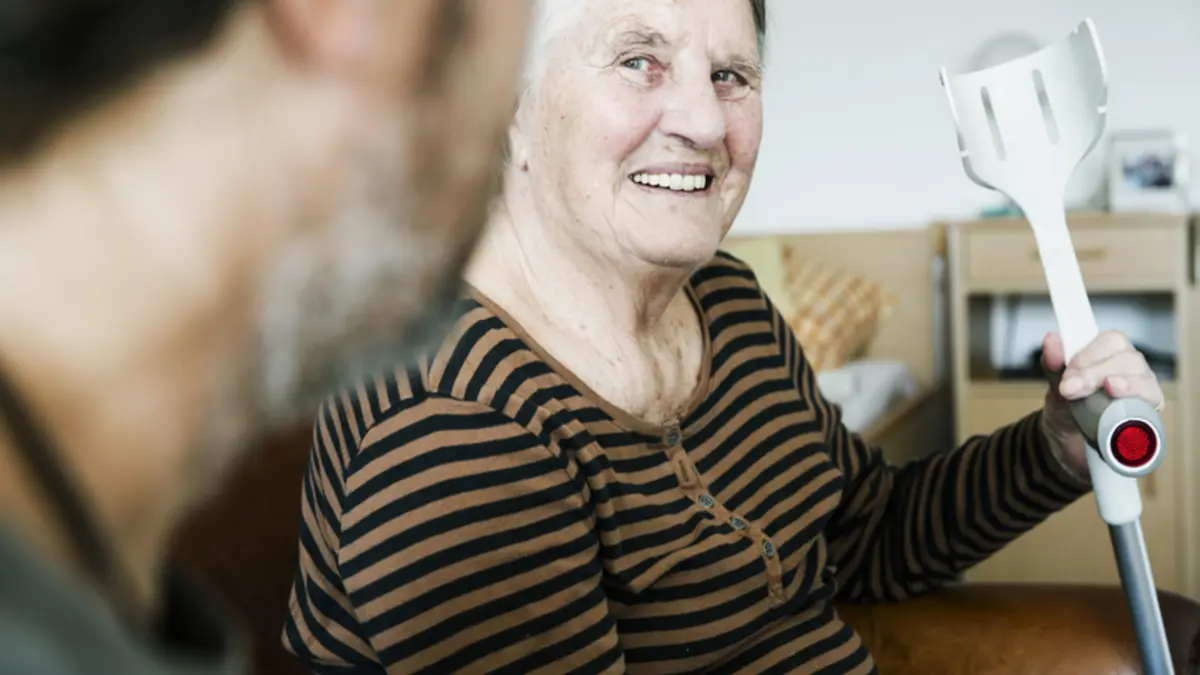 ältere Dame mit Gehhilfe