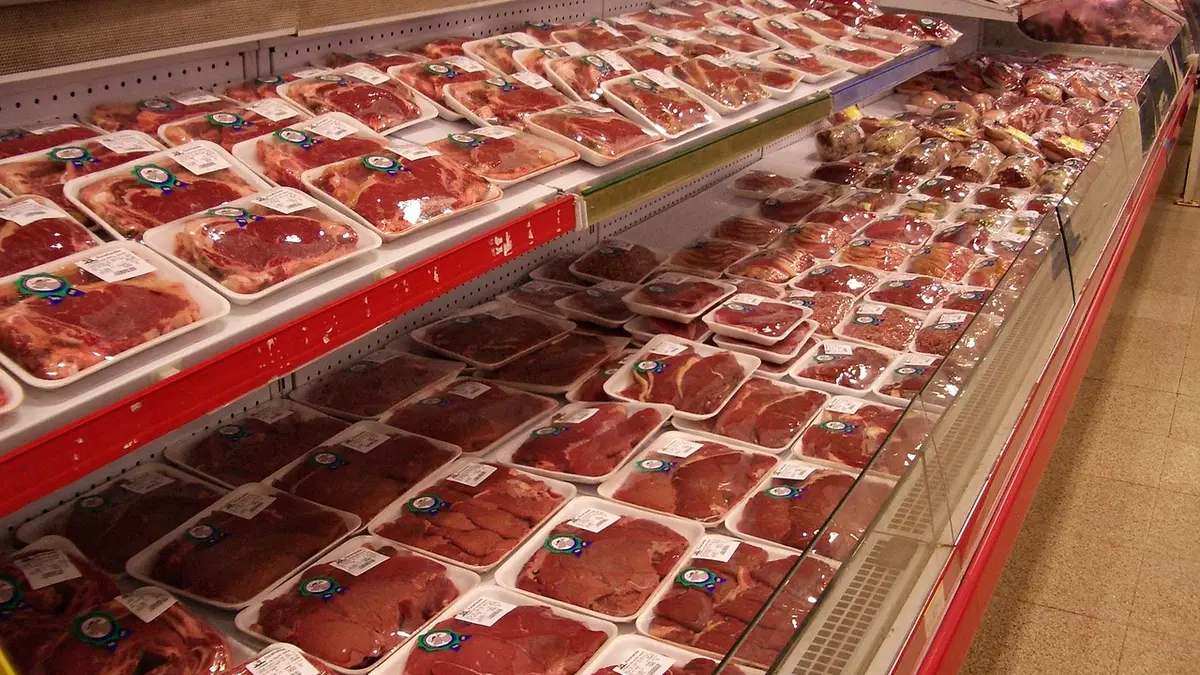 verpacktes Fleisch im Kühltresen
