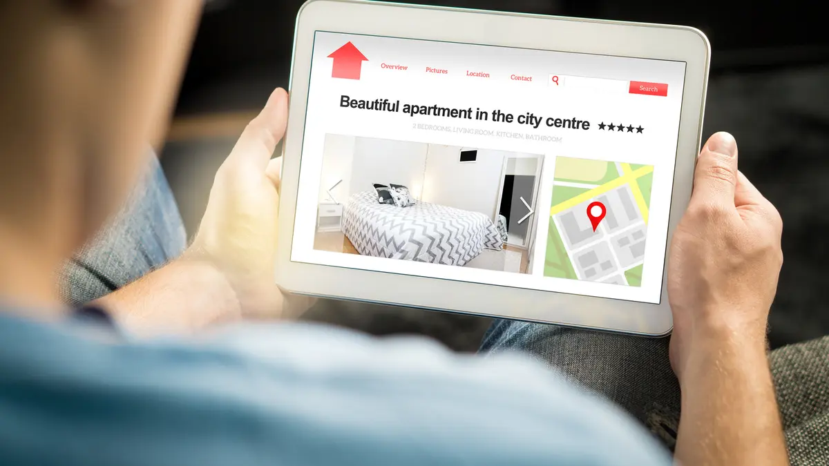 Ein Mann sucht online nach einer Wohnung