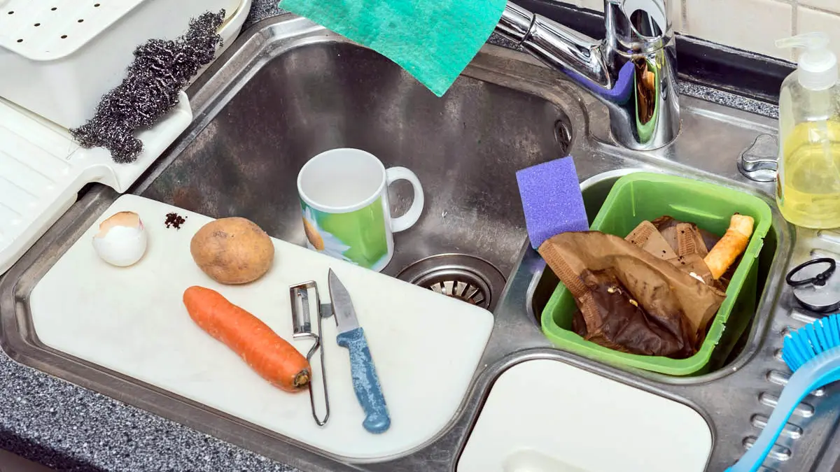 Küchenspüle mit Resten und Unordnung