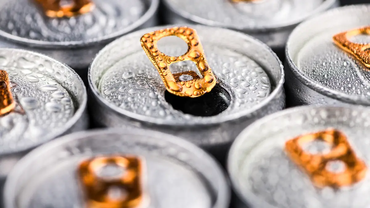 Mehrere Dosen mit Energydrinks