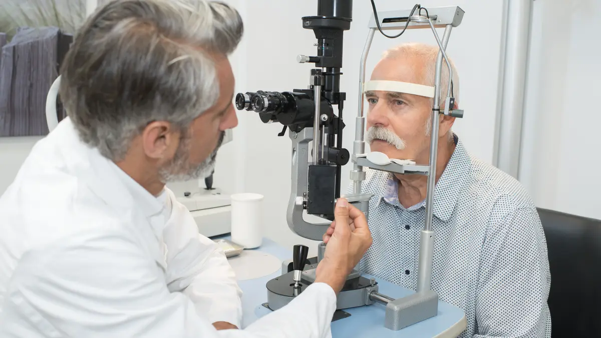 Ein älterer Mann lässt sich von einem Augenarzt untersuchen