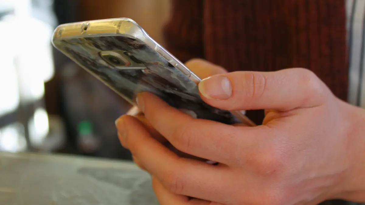 Frauenhand mit Smartphone