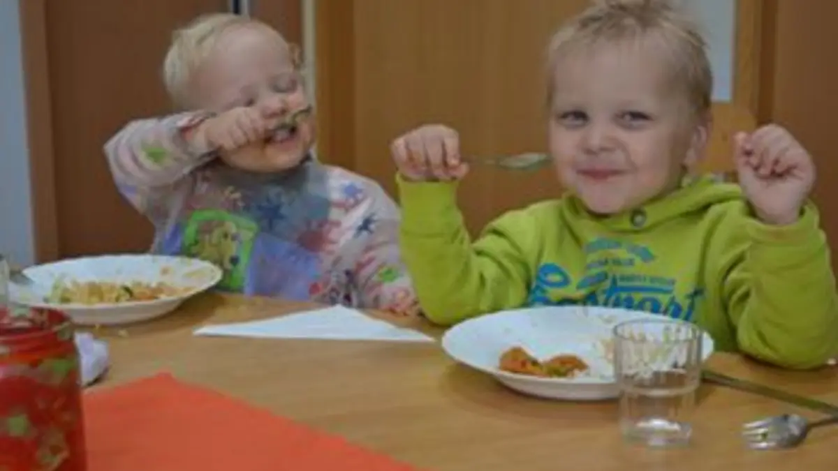 Kinder in der Kita Simsalabim am Esstisch