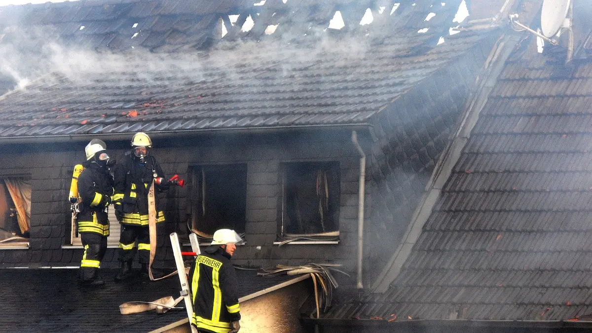 Feuerwehr löscht einen Häuserbrand