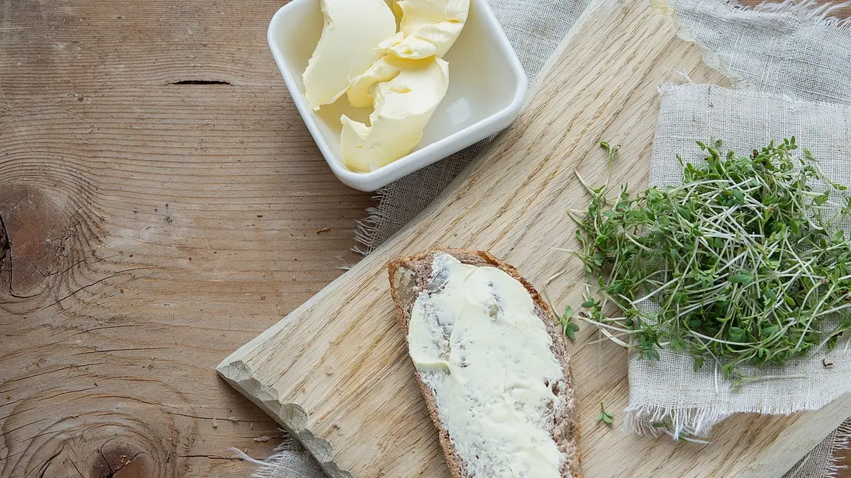 Ein Butterbrot auf einem Brettchen