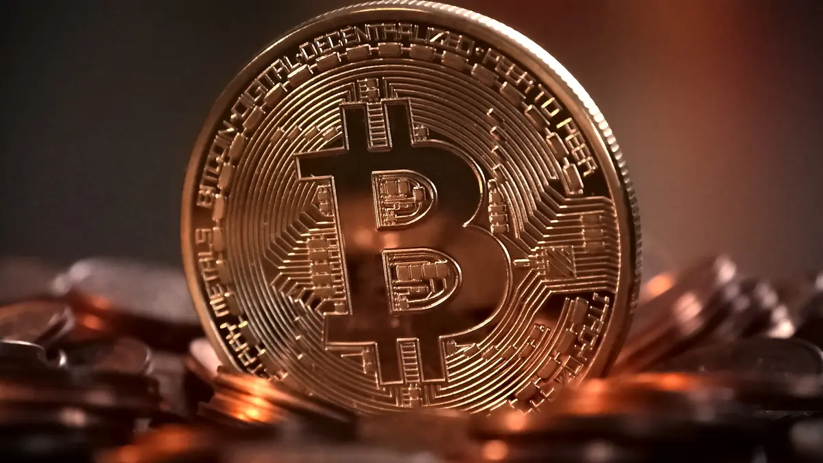 eine kupferfarbene Bitcoin-Münze