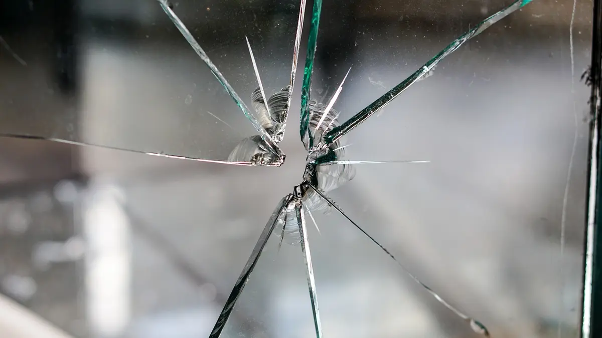 zerbrochene Fensterscheibe