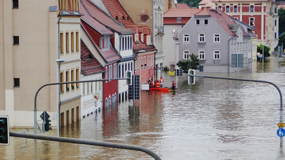 Hochwasser überflutet eine Stadt